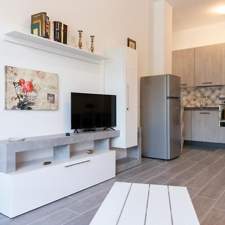 Gray Pearl - Modern Apartment In City Center Arona Extérieur photo